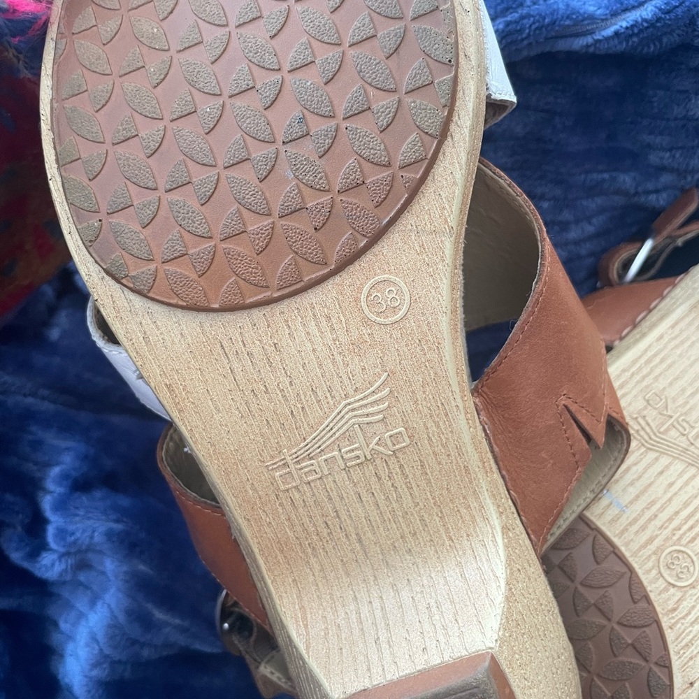 Dansko Women's Tan and Cream Sandals - Picture 4 of 6